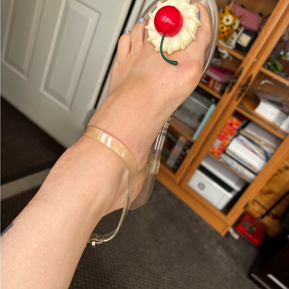 Katy Perry 🍒 Clear Geli Sandals with Cherry Accents - Picture 5 of 5